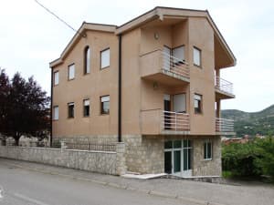 House with commercial space and two apartments in Cimo