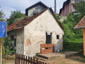Selling a 667 sqm plot with an old house. photo 5