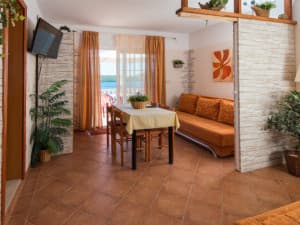 Selling in the center of Neum, Villa 20m from the sea, first row. photo 4
