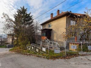 House with garage and land 243m2 Sarajevo Center - Višnjik