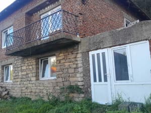 Land and 2 brick houses with garage and stable in Visoko