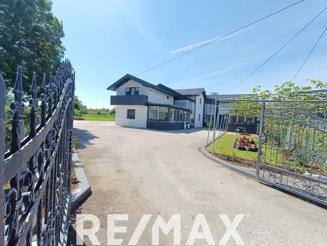 Spacious with two apartments on 3120m² in Derventski lug