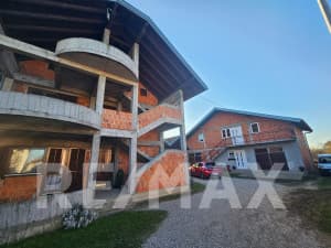 2 newer houses on a plot of 2600m2 next to the highway
