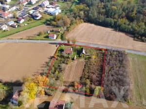 Land 5285m2 with a house and outbuilding for renovation - Nožičko
