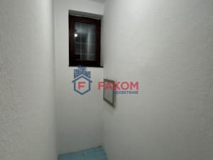 Iznajmljujemo poslovni prostor u Centru photo 7