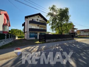 Three-story house with commercial space and garage, plot 908m2