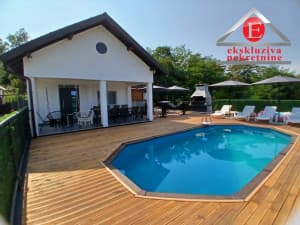 Weekend house with a pool on a 6,767m2 plot in Š