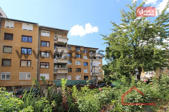 Three-bedroom apartment with two balconies, Dobrinja