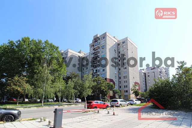 Three-room apartment with a loggia, Alipašino Polje