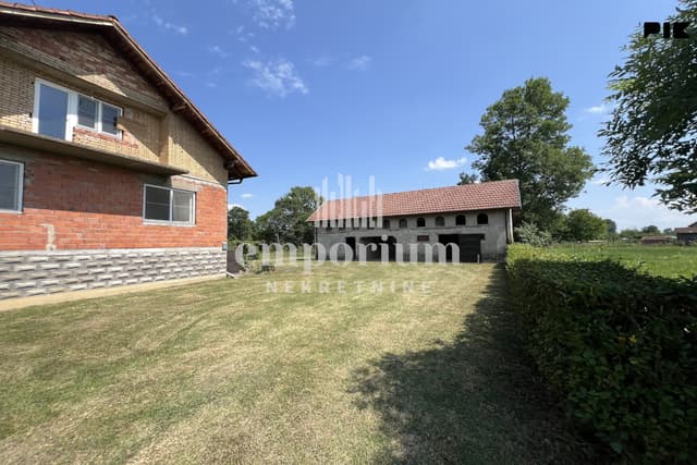 House with auxiliary building and land of 14,034 m² photo 3