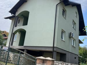 Modern and furnished house with yard - IMMEDIATELY MOVE-IN READY