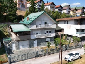 Sigenx sells a house with a yard / Hadžići