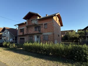 House with yard - Gradiška, close to the Center