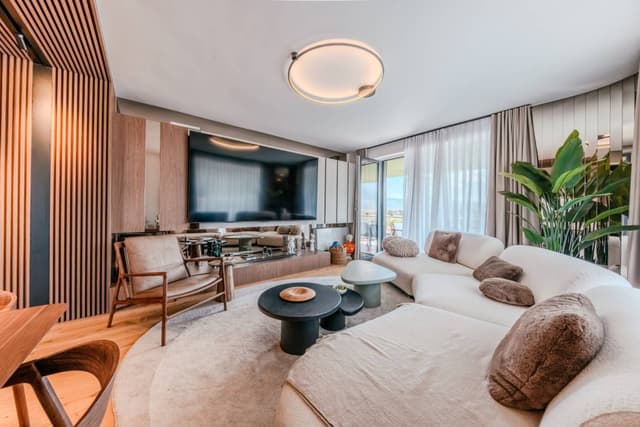 Sale of a luxury three-room apartment, 105 m², with three parking spaces